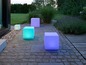 Drei farbige LED-Würfel als Gartenbeleuchtung.