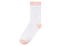 Weiße Socken mit rosa Akzenten.