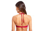 Frau in rotem Bikini mit Halterneck.