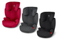 Drei Autositze, rot, grau und schwarz, der Marke Cybex.