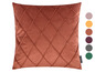 Ein terracottafarbenes Kissen mit Rautenmuster von Magma.