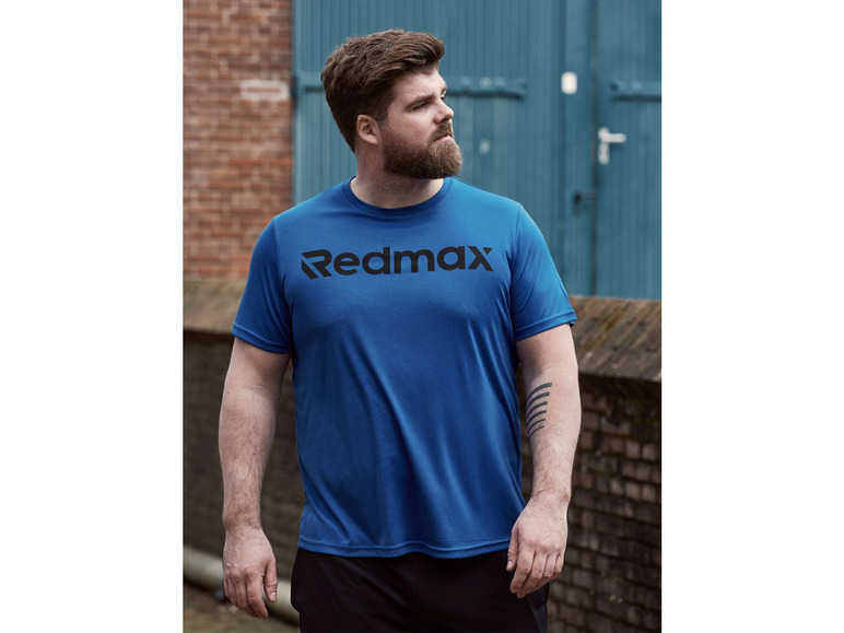 Mann in einem blauen Redmax T-Shirt.
