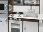 Spielküche mit Backofen, Herd, Spüle und Kühlschrank.
