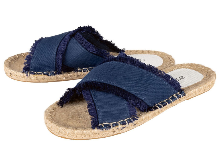Blaue Espadrilles mit Fransen.