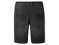 Schwarze Jeans-Shorts mit Taschen.