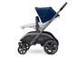Ein Quinny Kinderwagen mit blauem Verdeck.