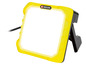 Gelbe Parkside LED-Arbeitsleuchte mit integriertem Ständer.