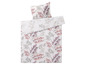 Ein weißer Bettbezug mit einem Blättermuster in Rosa- und Grautönen.