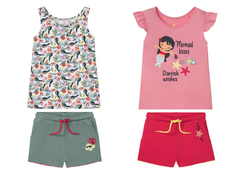 Zwei Mädchensets mit einem Shirt mit tropischem Print und einem Shirt mit Meerjungfrauenprint und passenden Shorts.
