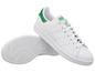 Weiße Adidas Stan Smith Sneaker mit grünen Details.