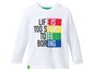 Weißes Langarmshirt mit dem Schriftzug 'Life is too short to be boring' in Regenbogenfarben.