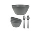 Eine große graue Schüssel, vier kleinere Schüsseln, eine Gabel und ein Löffel.