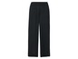 Schwarze Hose mit elastischem Bund.