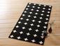 Schwarz-weiß Teppich mit rundem Muster.
