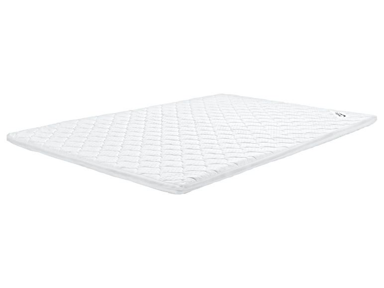 Eine weiße Matratze mit einem gestickten Muster.