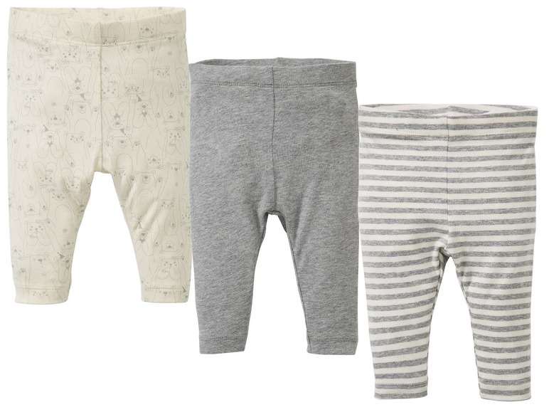 Drei Paar Baby-Leggings: eine mit Bärenmuster, eine graue und eine gestreifte.
