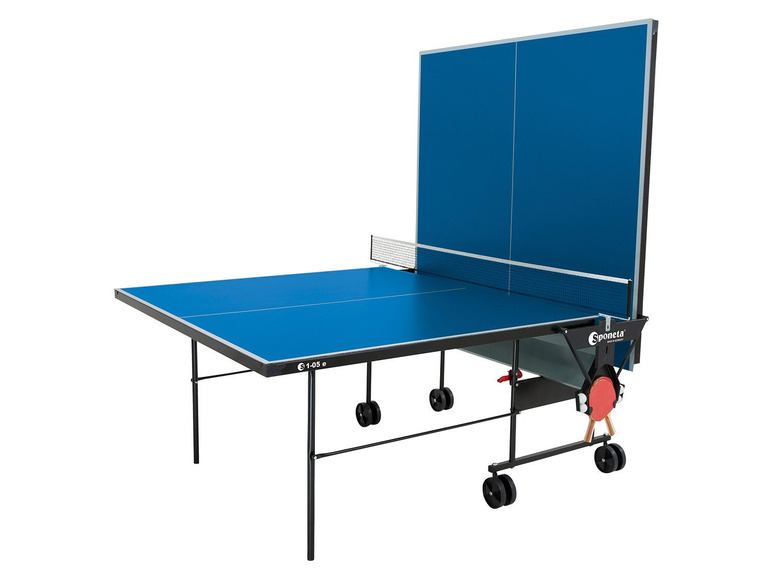 Ein blauer Tischtennistisch mit einer klappbaren Trainingswand der Marke Sponeta.