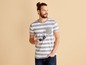 Mann mit einem gestreiften T-Shirt und Sonnenbrille.
