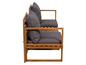 Eine Holz-Lounge-Garnitur mit grauen Kissen.
