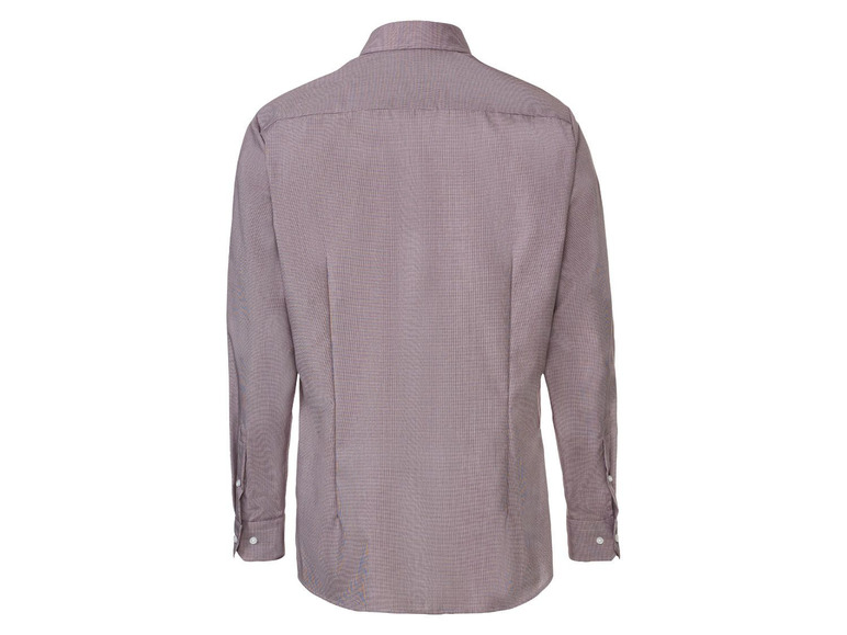 Ein hellrosa Hemd mit langen Ärmeln und kleinem Karomuster.
