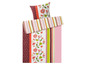 Ein gestreiftes Bettbezug mit Blumenmuster.