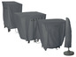 Drei graue Schutzhüllen für Gartenmöbel