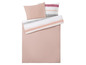 Rosa Bettbezug mit gestreiften Kissenbezügen.