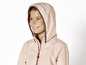Eine rosafarbene Regenjacke mit Kapuze für Mädchen.
