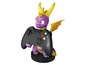 Eine Spyro-Figur, die einen schwarzen Gamecontroller hält.