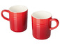 Zwei rote Le Creuset Kaffeetassen.
