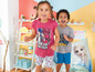 Zwei Kinder tragen Pyjamas mit Miraculous und Batman Motiven.