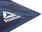 Eine blaue Yogamatte mit einem weißen Reebok-Logo.