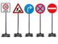 Spielzeug Verkehrszeichen, darunter eine 30 km Zone, Baustelle, eine Rechtskurve, ein Stoppschild und ein Einfahrtsverbot.