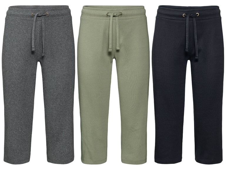 Drei Paar Jogginghosen in Grau, Grün und Schwarz.