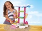 Ein Mädchen spielt mit einem Eisstand und Sand.
