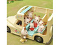 Ein Wohnmobil mit Calico Critters Kaninchenfiguren.