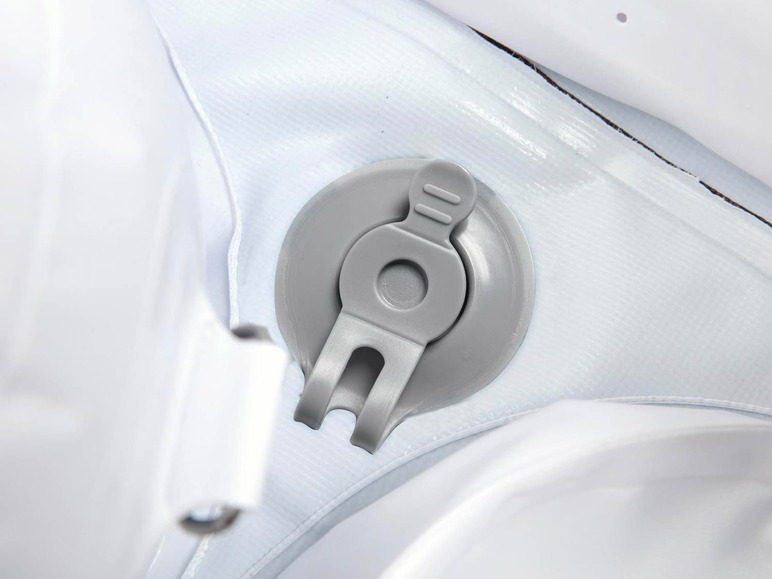 Nahaufnahme eines aufblasbaren Luftbettes mit einem Ventil.