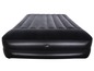 Ein schwarzes Luftbett für Camping oder Gäste.