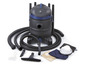 Ein schwarzer Staubsauger mit Zubehör, einschließlich Schlauch, Filter und Bürste.