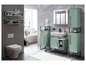 Badezimmer mit Waschbecken, Spiegelschrank und grünen Aufbewahrungsschränken.