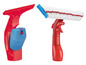 Ein roter Fensterreiniger mit integrierter Sprühflasche und ein separater Abzieher mit Sprühflasche.
