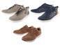 Drei Paar Casual-Schuhe in Grau, Blau und Braun.