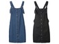 Zwei Denim-Kleider mit Trägern, eines blau und eines schwarz.