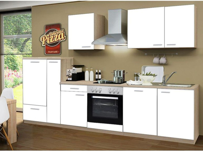 Weiße Küche mit Backofen, Herd und Schränken.