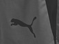 Eine graue Puma Sporttasche mit schwarzem Logo.