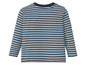 Ein gestreiftes Langarmshirt für Jungen.
