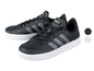 Schwarze Adidas Sneaker mit grauen Streifen.