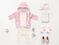 Babykleidung-Set mit rosafarbenem Pullover, Hose und Mütze.