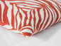 Ein Kissen mit einem Zebra-Muster in Rot und Weiß.