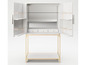 Weißer Schrank mit Glastüren und Marmorplatte, mit goldenen Akzenten.